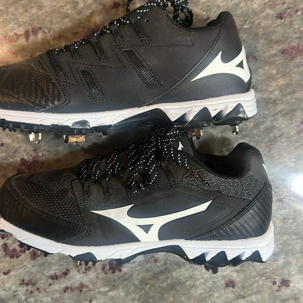 Mizunio metal cleats size 8.5 women